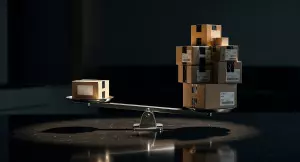 Balanza en equilibrio entre una caja pequeña y una pila de cajas industriales, representando el umbral entre WooCommerce y Magento